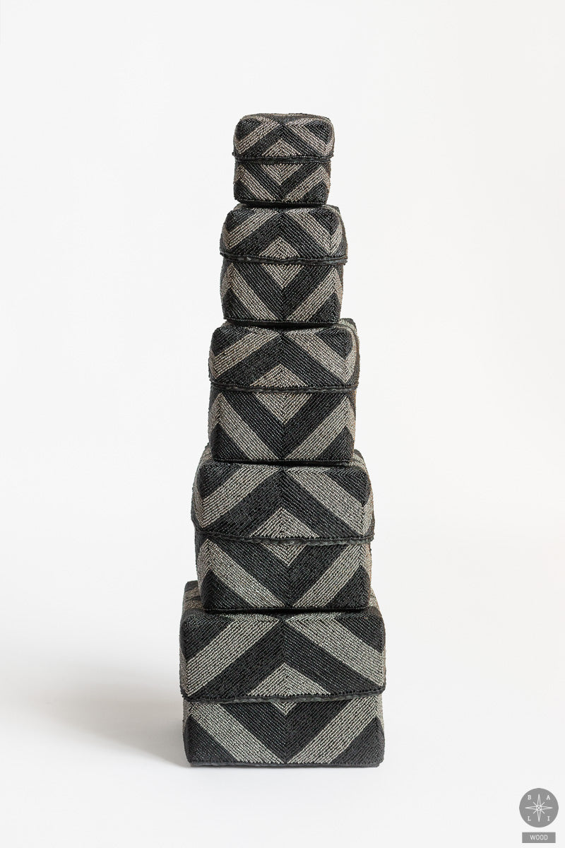 Karoliukais siuvinėtos bambukinės dėžutės