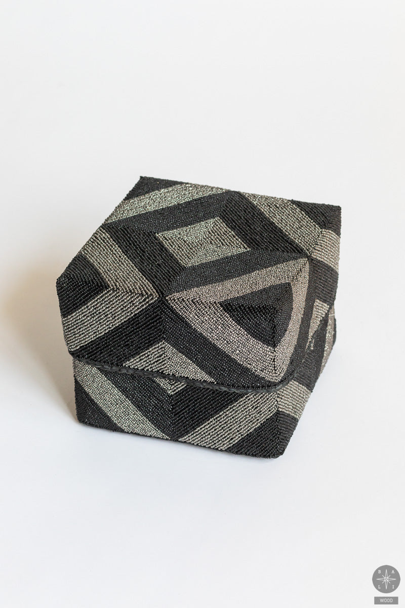 Karoliukais siuvinėtos bambukinės dėžutės