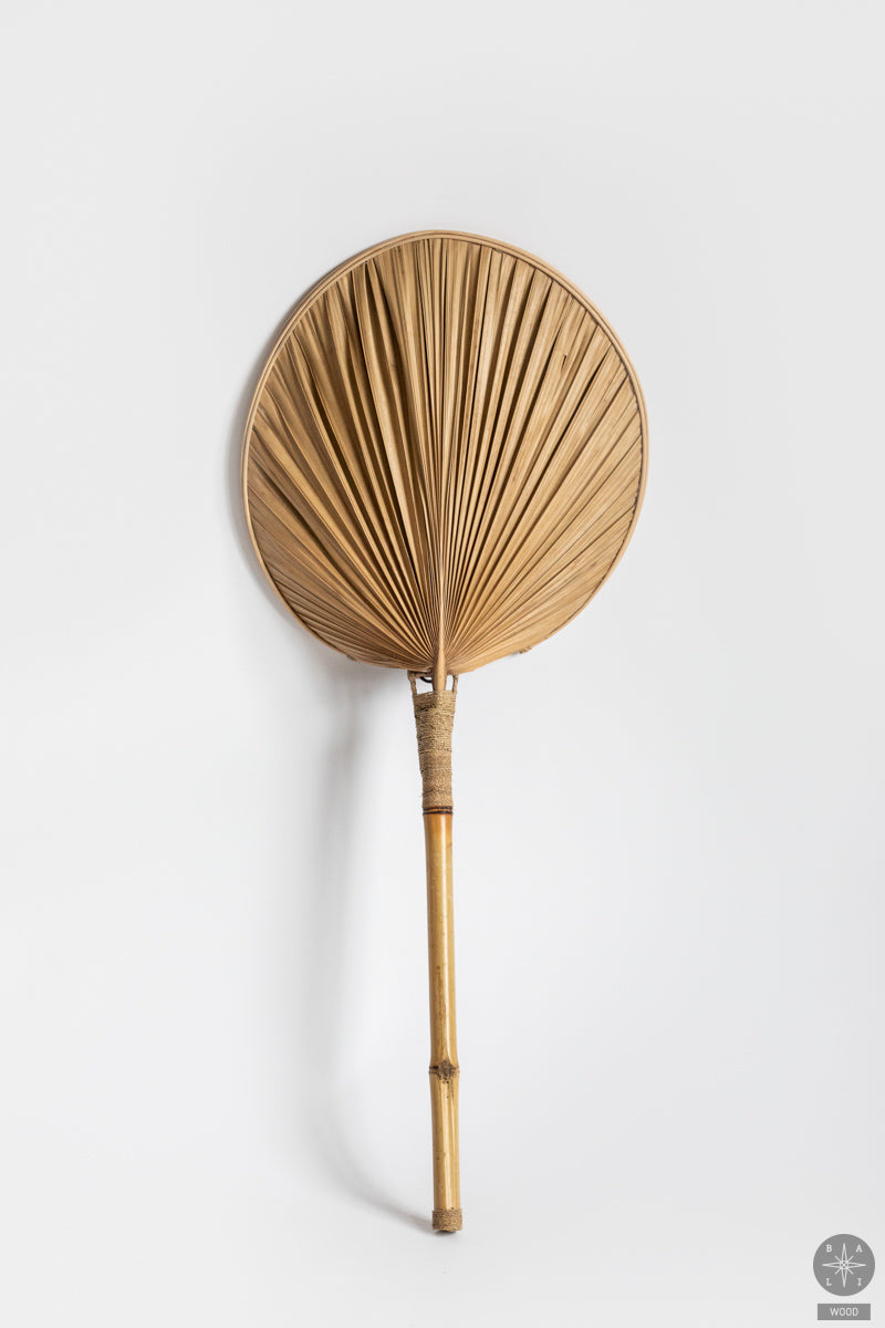 Sieninis šviestuvas iš palmės lapų