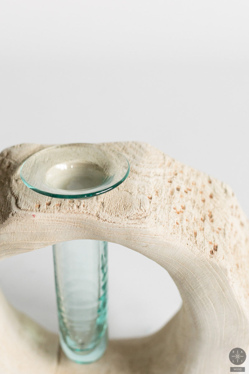 Vazelė iš balinto tikmedžio