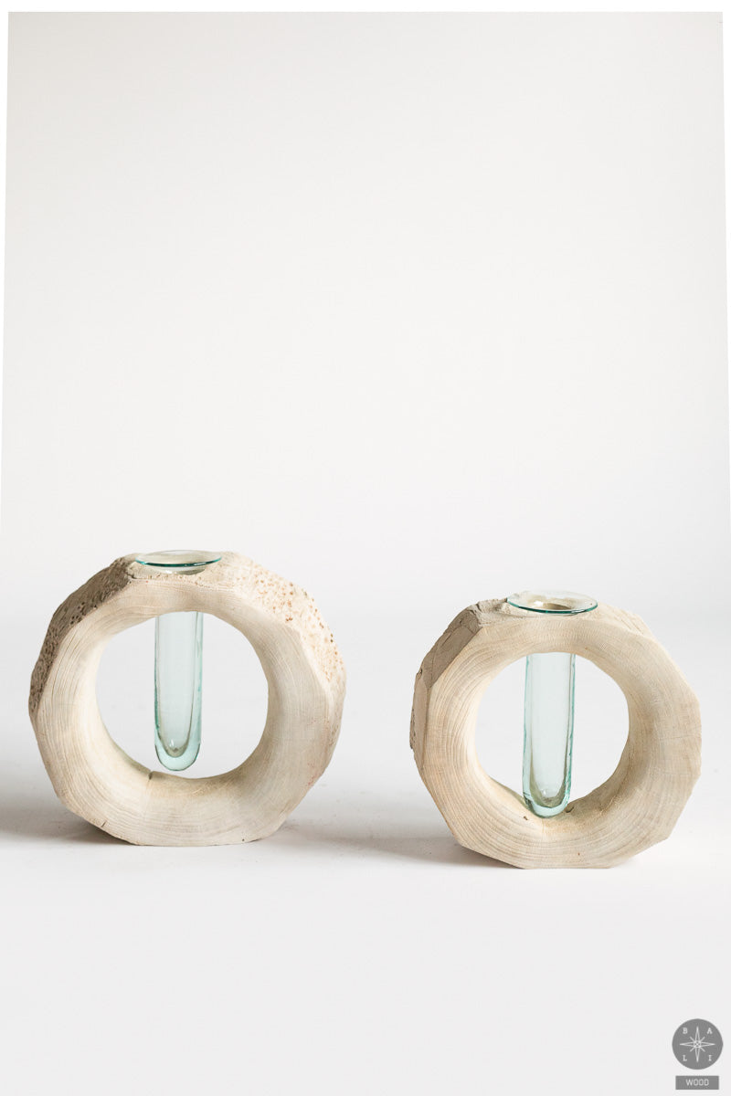 Vazelė iš balinto tikmedžio