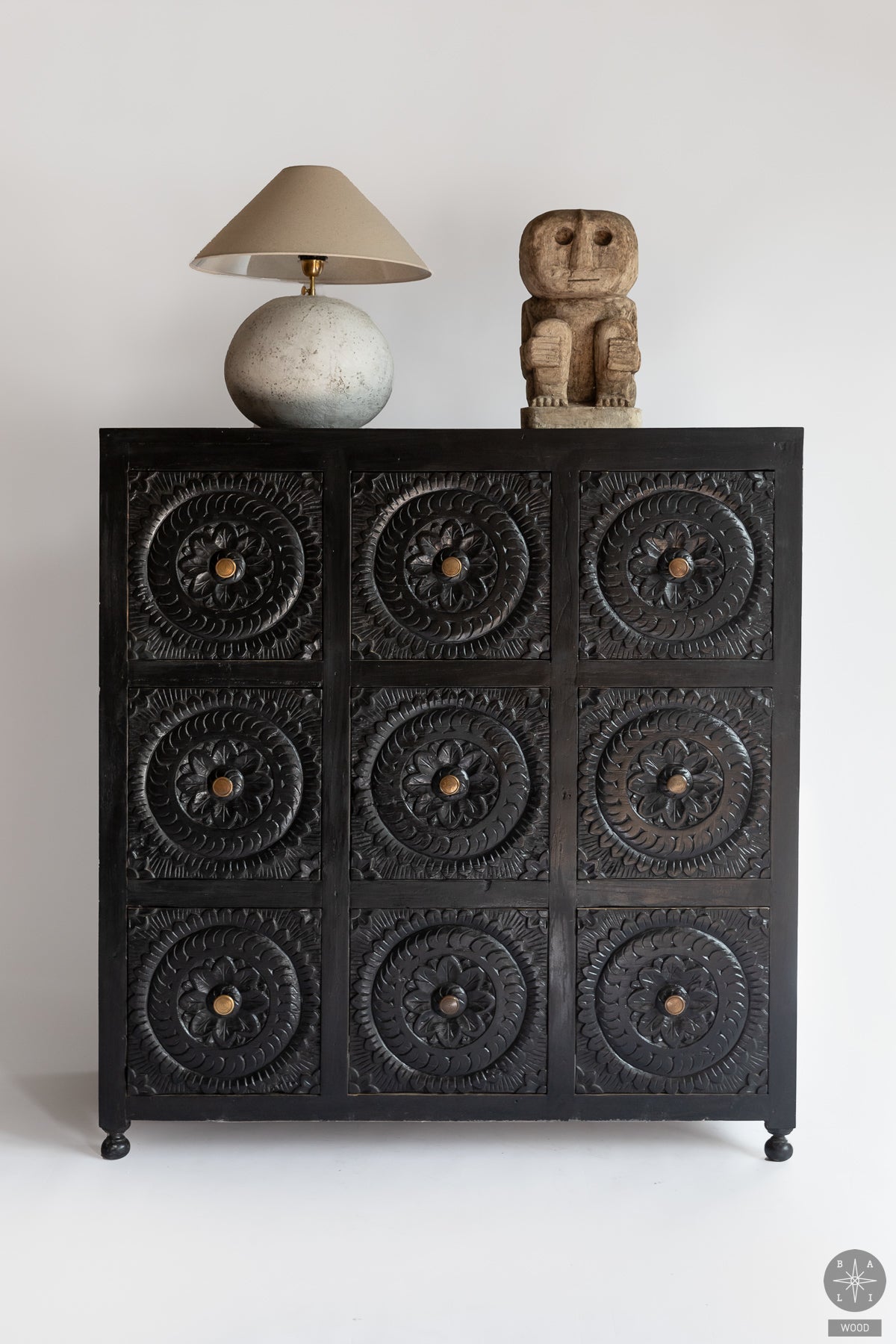 Tikmedžio komoda su raižiniais