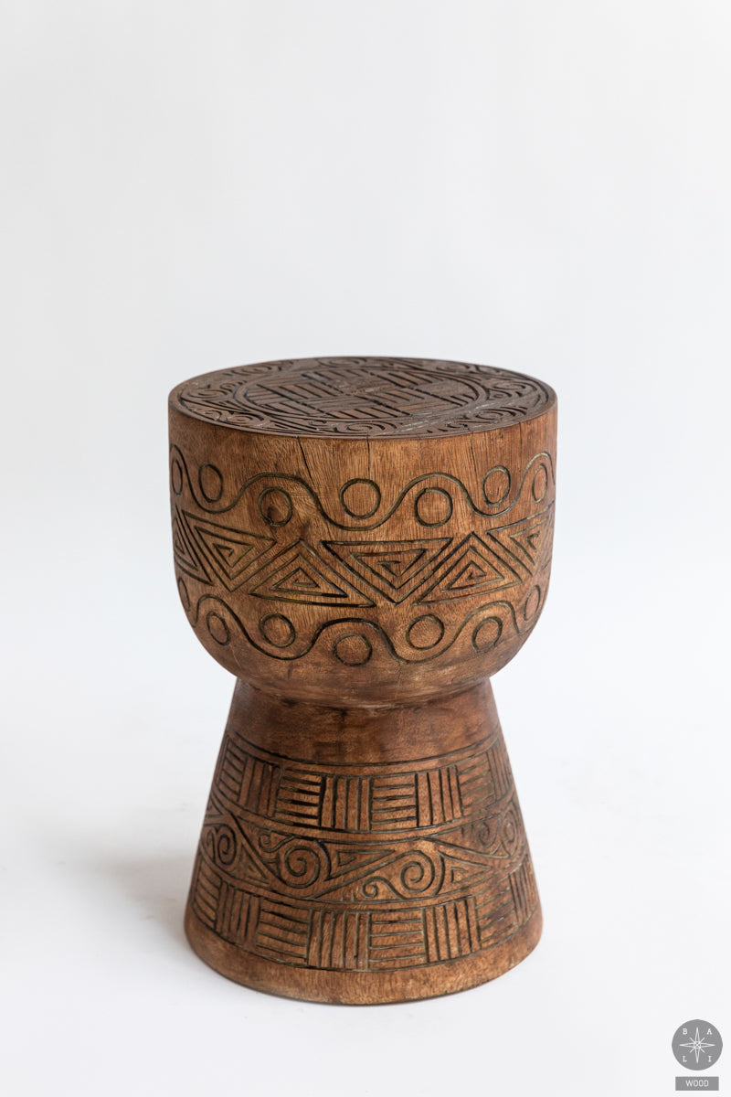 Raižytas tikmedžio staliukas