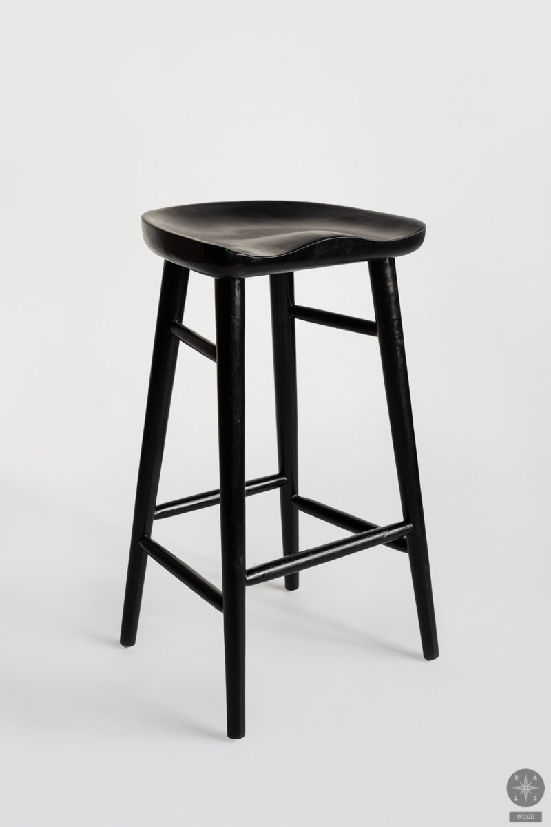 Pusbario kėdė iš tikmedžio