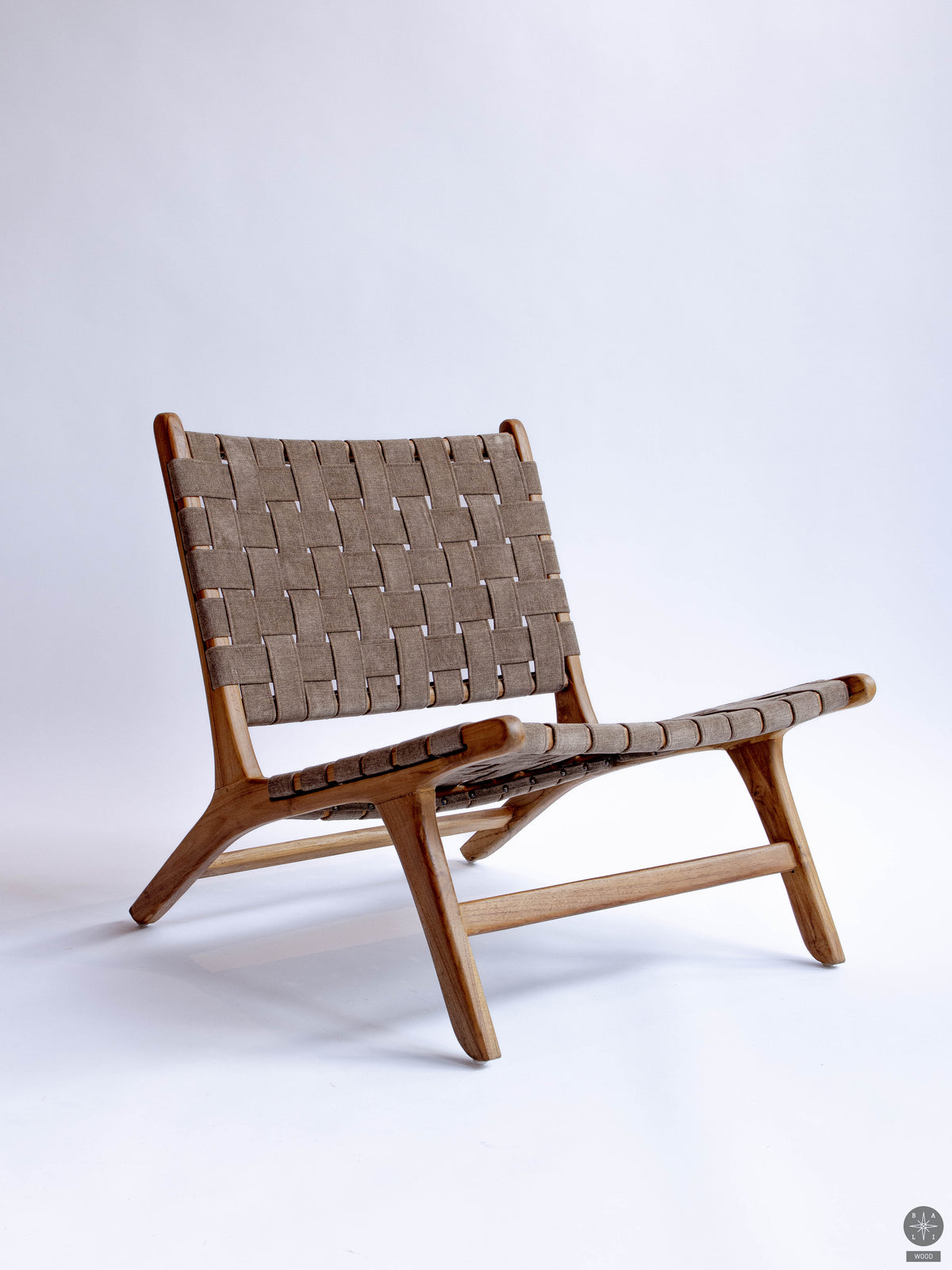 Žemas krėslas iš tikmedžio su audiniu