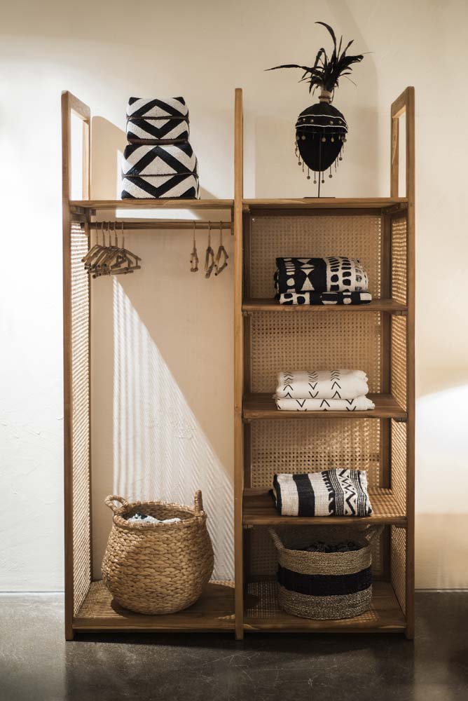 Atvira tikmedžio spinta su rotangu