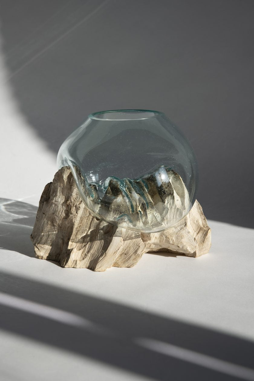 Akvariumas su balinto medžio pagrindu