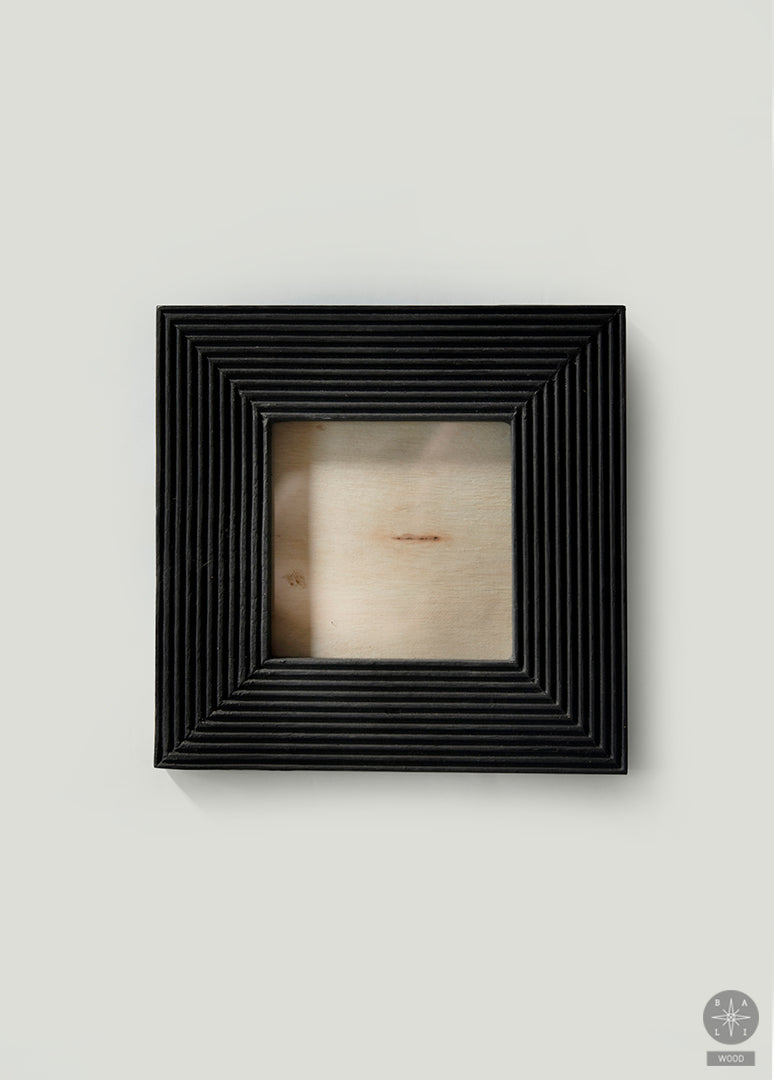 Nuotraukų rėmelis iš juodinto medžio