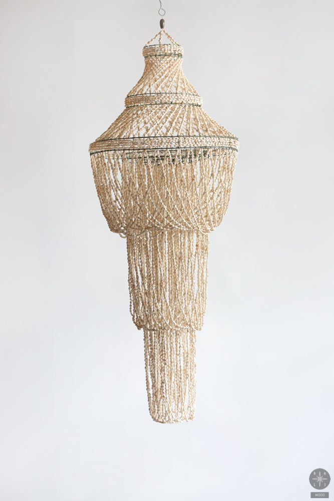 Kreminės spalvos sietynas iš kriauklyčių