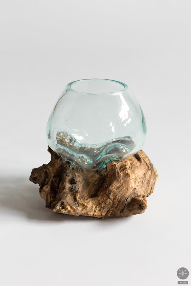 Akvariumas su tamsaus medžio pagrindu