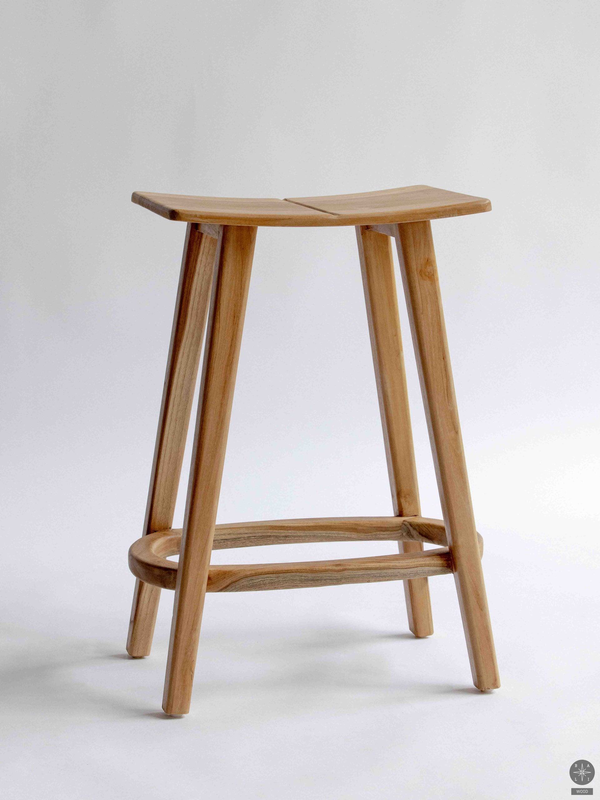 Pusbario kėdė iš tikmedžio