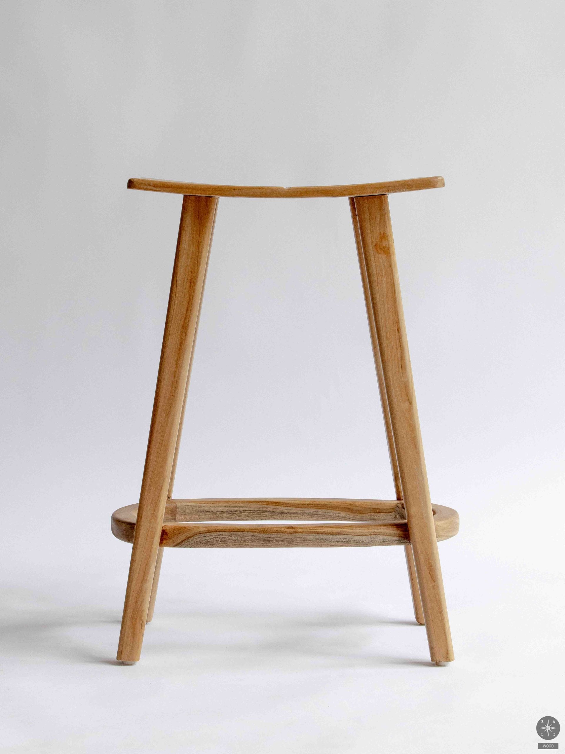 Pusbario kėdė iš tikmedžio