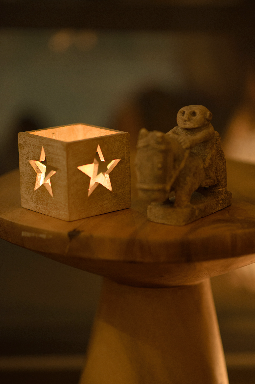 Auksinė žvakidė iš medžio