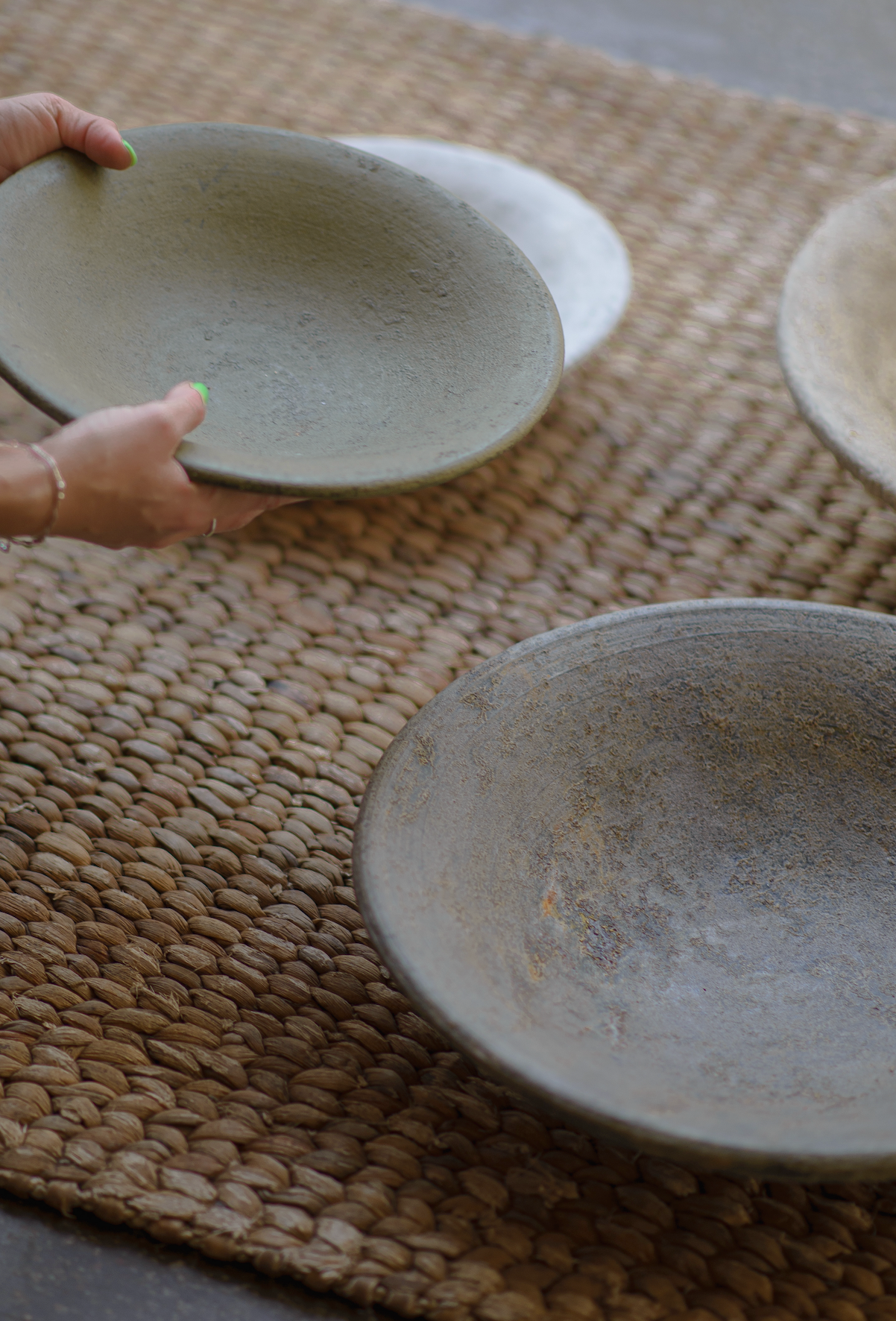 Pilka lėkštė iš terakotos