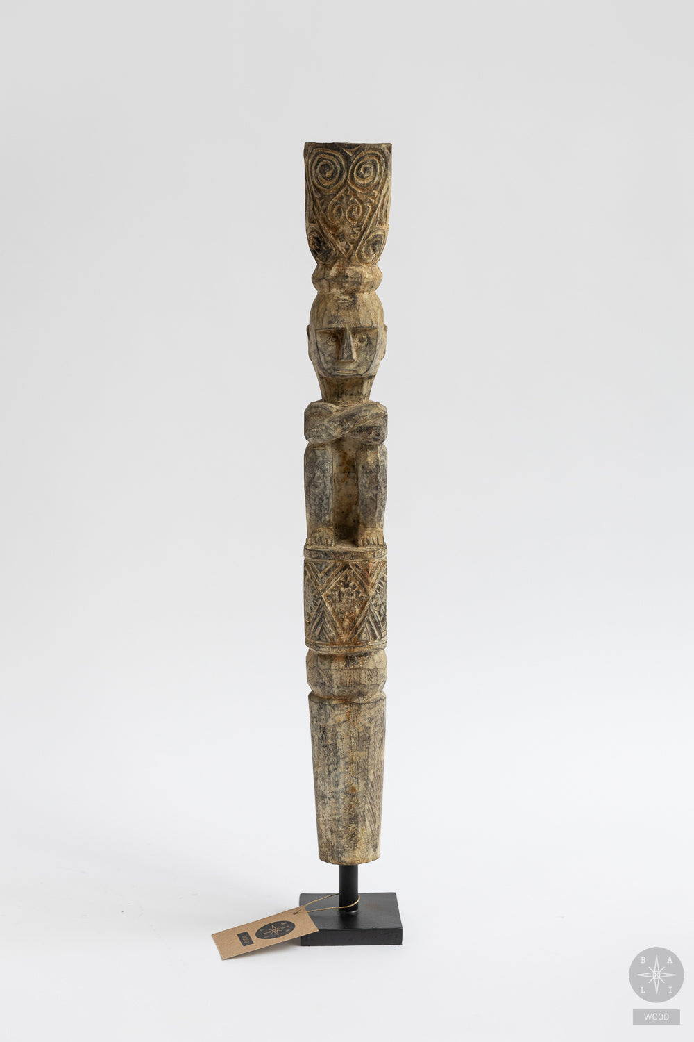 Statula iš balinto tikmedžio