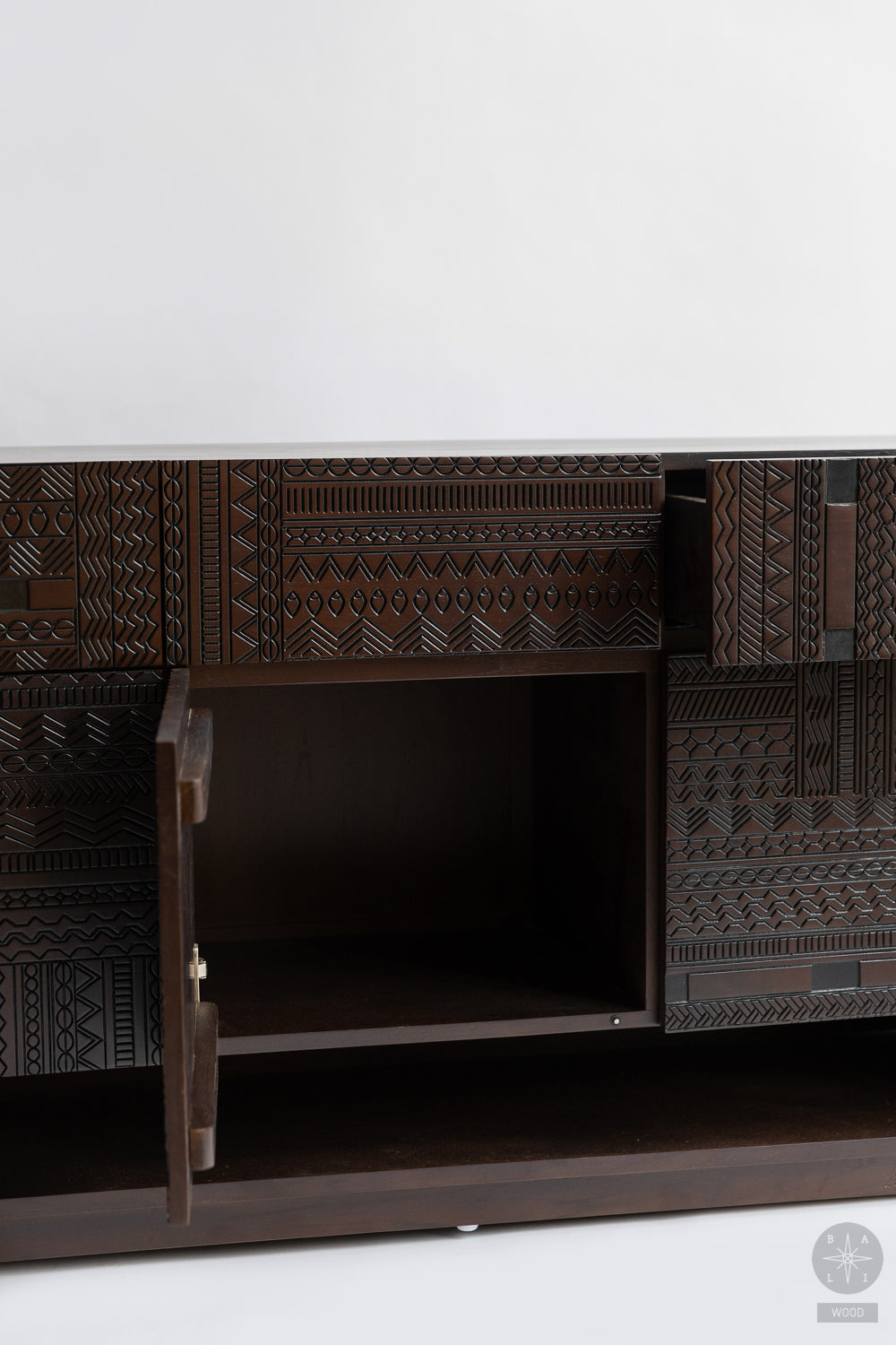 Raižiniuota tikmedžio komoda