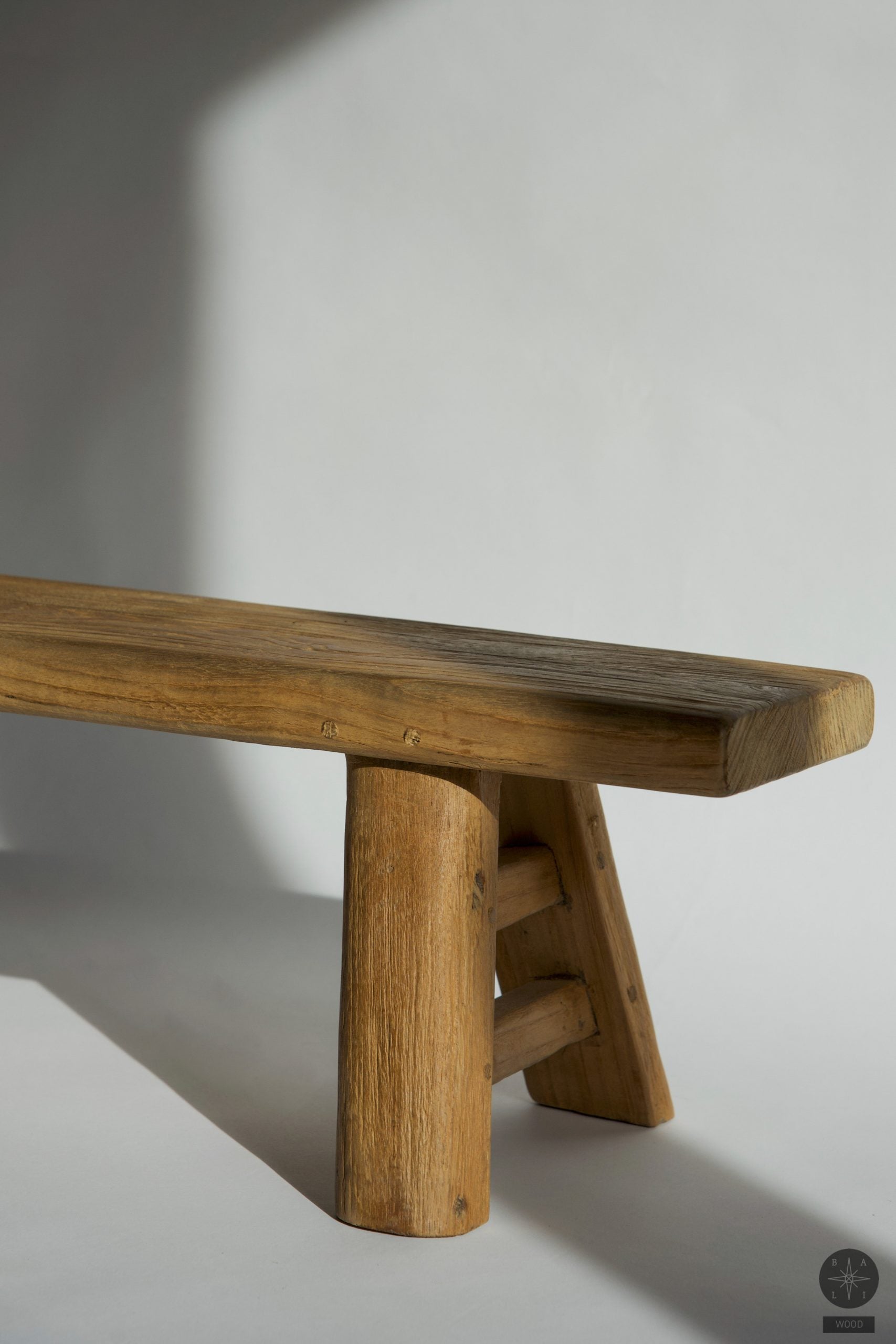 Žemas suoliukas iš tikmedžio