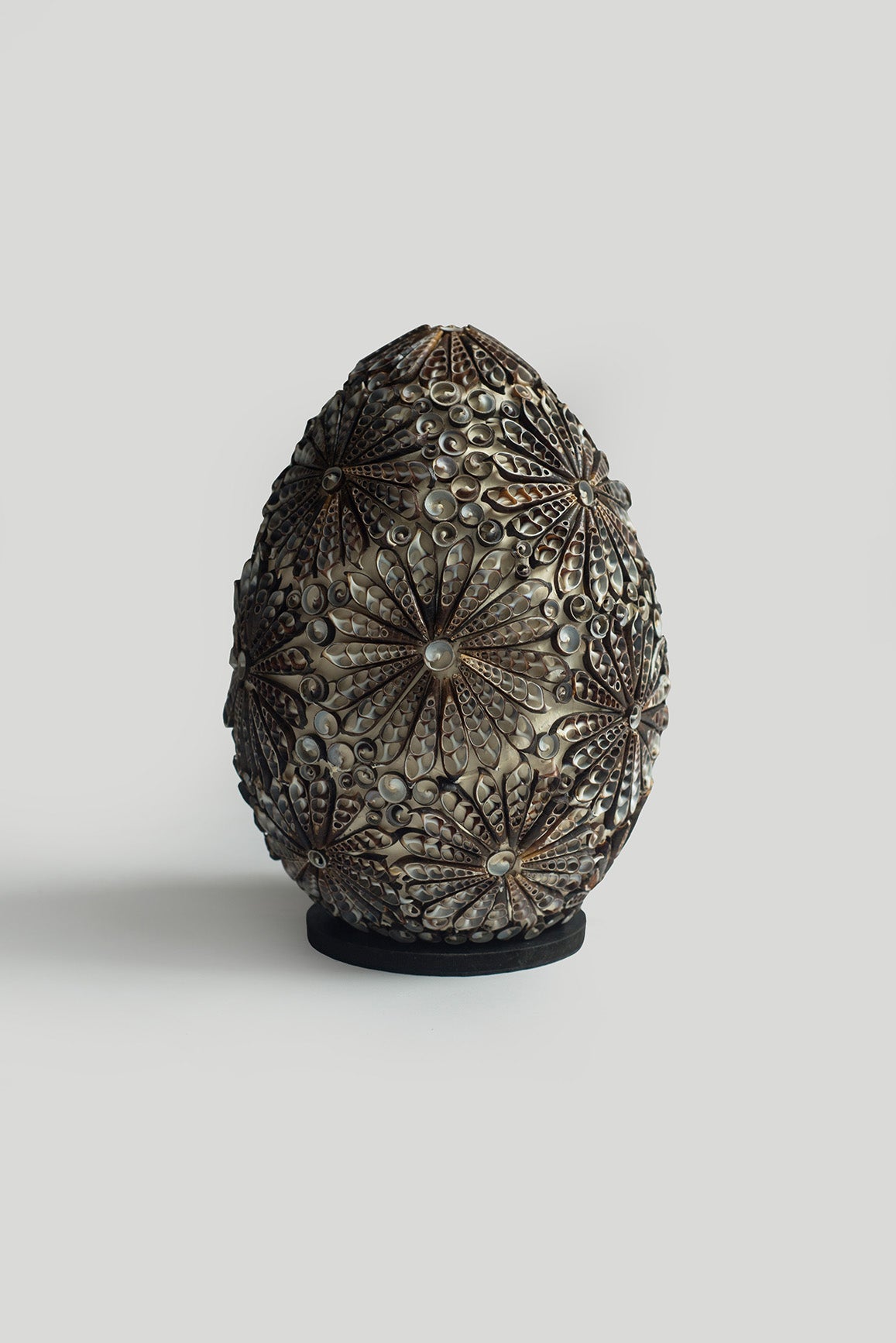 Stalinis šviestuvas iš tamsių kriauklyčių