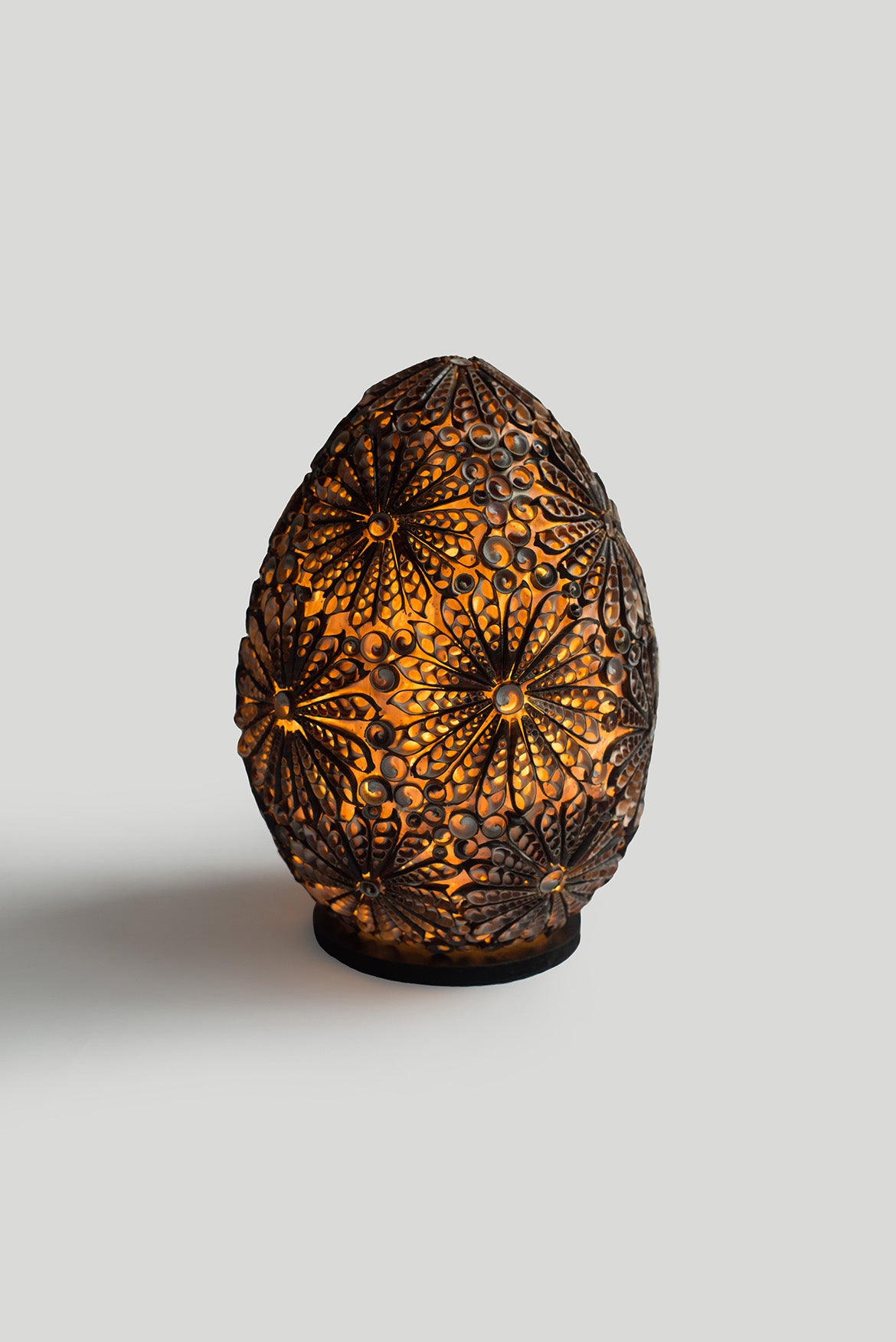 Stalinis šviestuvas iš tamsių kriauklyčių