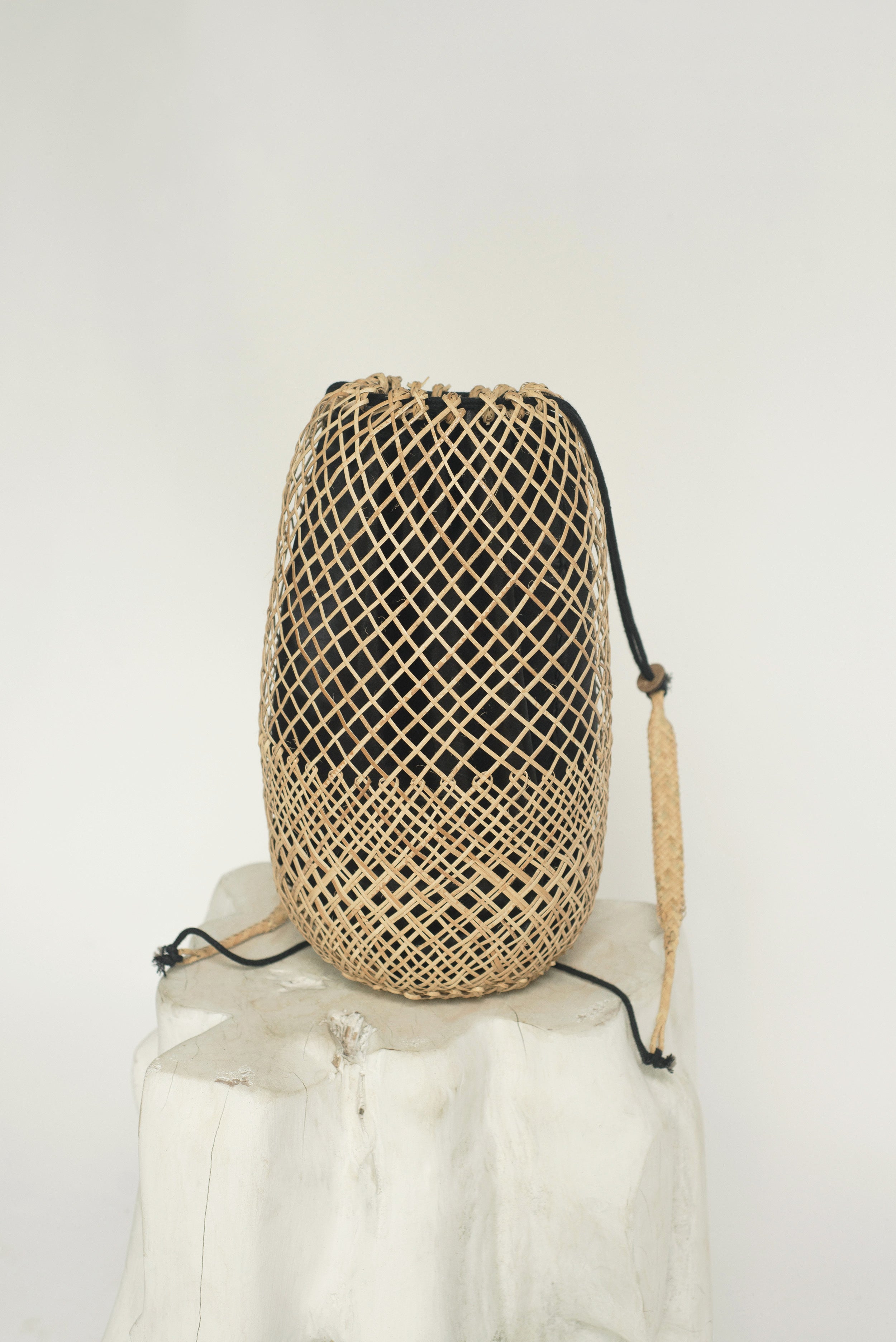 Pinta kuprinė su juodu audiniu