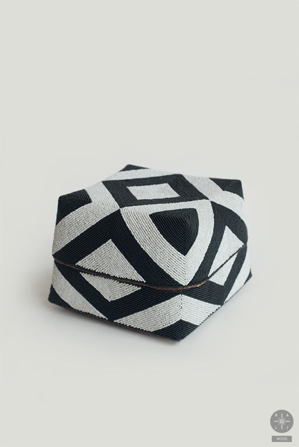 Karoliukais siuvinėtos bambukinės dėžutės