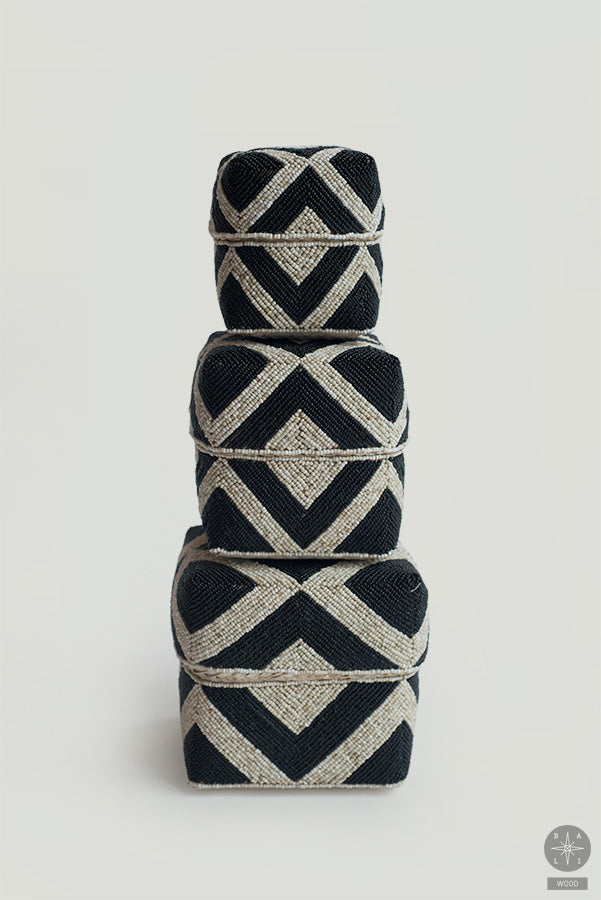 Karoliukais siuvinėtos bambukinės dėžutės