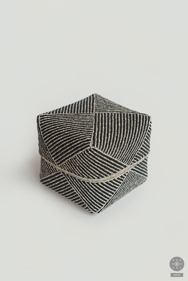 Karoliukais siuvinėta bambukinė dėžutė