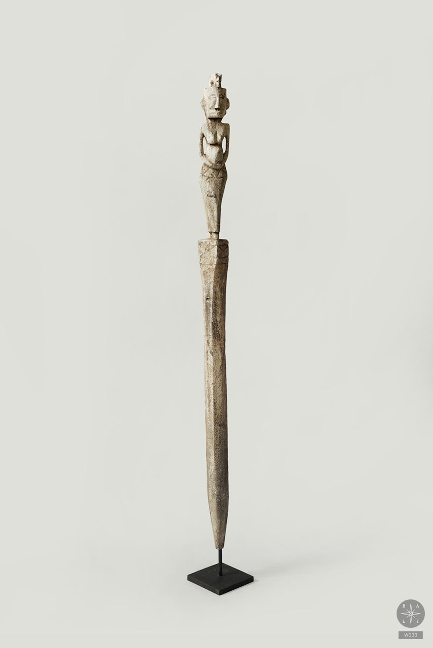 Statula iš balinto tikmedžio