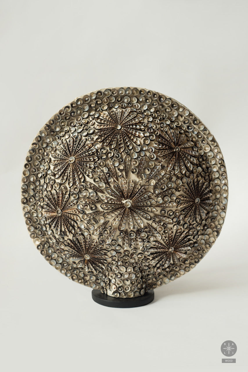 Stalinis šviestuvas iš tamsių kriauklyčių